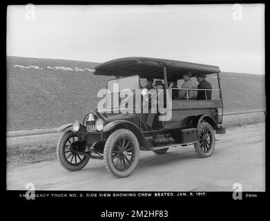 Distribution Department, Emergency Truck No. 2, side view showing crew seated; at Chestnut Hill Reservoir, Brighton, Mass., Jan. 8, 1917 , waterworks, trucks Stock Photo