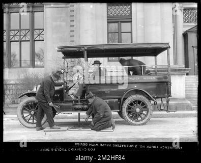 Vertriebsabteilung, Notlaster Nr. 2, Betätigungsventil mit am Motor angebrachter Vorrichtung; vor der Chestnut Hill Low Service Pumpstation, Brighton, Massachusetts, 8. Januar 1917 Wasserwerke, Lastwagen Stockfoto