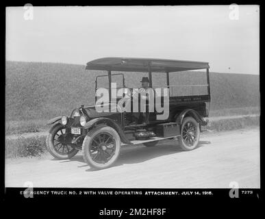 Distributionsabteilung, Notlaster Nr. 2, mit Ventilbetätigung, am Chestnut Hill Reservoir, Brighton, Massachusetts, 14. Juli 1916 Wasserwerke, Lastwagen Stockfoto