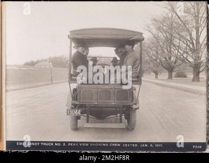 Distributionsabteilung, Rettungswagen Nr. 2, Rückansicht zeigt Besatzung sitzen; am Chestnut Hill Reservoir, Brighton, Massachusetts, 8. Januar 1917 Wasserwerke, Lastwagen Stockfoto