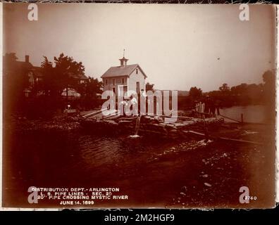 Vertriebsabteilung, Low Service Pipe Lines, 20-Zoll-Rohrübergang bei Mystic River, Section 28, Arlington, Mass., Juni 14, 1899, Wasserwerke, Rohrleitungen, Baustellen Stockfoto