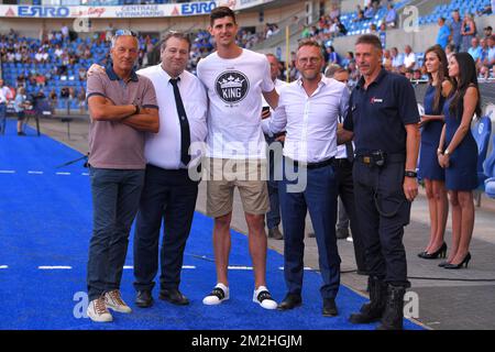 Der belgische nationale Torwart Thibau Courtois (C) wurde vor dem Spiel der Jupiler Pro League zwischen KRC Racing Genk und STVV Sint-Truiden in Genk am Sonntag, den 05. August 2018, am zweiten Tag der Jupiler Pro League, der belgischen Fußballmeisterschaft 2018-2019, in Genk abgebildet. BELGA FOTO LUC CLAESSEN Stockfoto