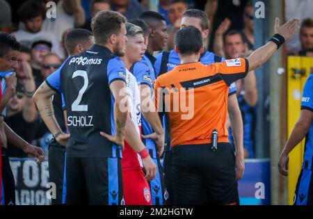 Die Wesley Moraes des Clubs erhält eine rote Karte vom Schiedsrichter Alexandre Boucaut während des Spiels der Jupiler Pro League zwischen Mouscron und Club Brugge in Mouscron, Sonntag, den 05. August 2018, am zweiten Tag der Jupiler Pro League, der belgischen Fußballmeisterschaftssaison 2018-2019. BELGA FOTO BRUNO FAHY Stockfoto