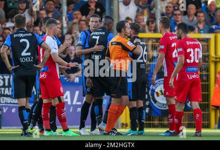 Wesley Moraes (C) des Vereins erhält eine rote Karte vom Schiedsrichter Alexandre Boucaut (CR) während des Spiels der Jupiler Pro League zwischen Mouscron und Club Brugge in Mouscron, Sonntag, den 05. August 2018, am zweiten Tag der Jupiler Pro League, der belgischen Fußballmeisterschaft 2018-2019. BELGA FOTO BRUNO FAHY Stockfoto