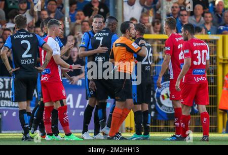 Wesley Moraes (C) des Vereins erhält eine rote Karte vom Schiedsrichter Alexandre Boucaut (CR) während des Spiels der Jupiler Pro League zwischen Mouscron und Club Brugge in Mouscron, Sonntag, den 05. August 2018, am zweiten Tag der Jupiler Pro League, der belgischen Fußballmeisterschaft 2018-2019. BELGA PHOTO VIRGINIE LEFOUR Stockfoto