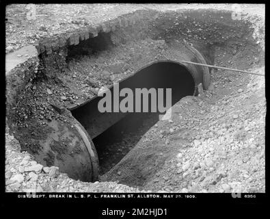 Vertriebsabteilung, Low Service Pipe Lines, Break in Franklin Street, Allston, Massachusetts, 25. Mai 1909 Wasserwerke, Rohrleitungen, Baustellen Stockfoto