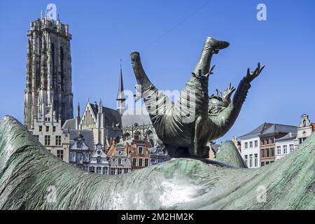 Skulptur Opsinjoorke und Turm des St. Rumbold's Cathedral in the City Mechelen / Malines, Antwerpen, Flandern, Belgien | Skulptur du mascotte Opsinjoorke et la Cathédrale Saint-Rombaut dans la ville Malines, Belgique 06/08/2018 Stockfoto