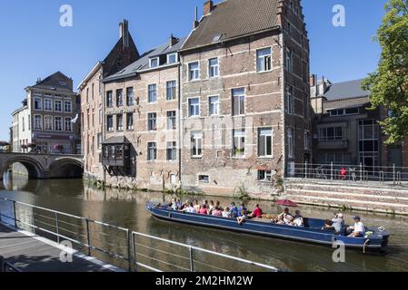 Boot mit Touristen während der Besichtigungstour auf dem Fluss Dijle / Dyle am Grootbrug / große Brücke in der Stadt Mechelen / Malines, Flandern, Belgien | Bateau avec Touristes sur la Dyle et le pont Grootbrug dans la ville Malines, Belgique 06/08/2018 Stockfoto