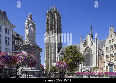 Statue of Archduchess Margaret of Austria and the St. Rumbold's Cathedral in the city Mechelen / Malines, Antwerp, Flanders, Belgium | La cathédrale Saint-Rombaut et statue de Marguerite d'Autriche dans la ville Malines, Belgique 06/08/2018 Stock Photo