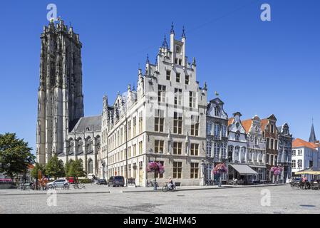 De Beyaert, ehemaliges Rathaus, jetzt Postamt und St. Rumbold's Cathedral / Sint-Romboutskathedraal in der Stadt Mechelen / Malines, Flandern, Belgien | La cathédrale Saint-Rombaut et De Beyaert, ancien Hôtel de ville et maintenant Bureau de poste dans la ville Malines, Belgique 06/08/2018 Stockfoto