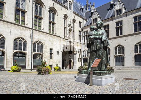 Statue De Moeder / The Mother vom Bildhauer Ernest Wynants im Innenhof des Rathauses von Mechelen / Malines, Flandern, Belgien | Statue La Mère dans la cours de l' Hôtel de ville de Malines, Belgique 06/08/2018 Stockfoto