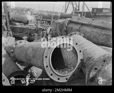 Vertriebsabteilung, Low Service Pipe Lines, Innere des alten 20-Zoll-Rohrs, Chelsea Creek; Chelsea; East Boston, Massachusetts, 10. September 1900, Wasserwerke, Rohrleitungen, Baustellen Stockfoto