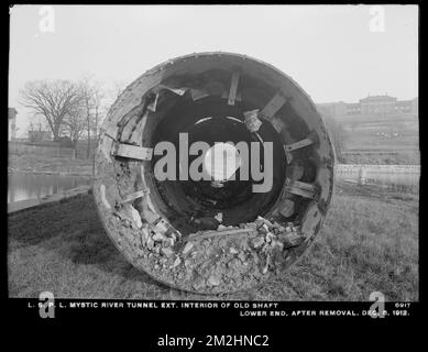 Verteilerabteilung, Low Service Pipe Lines, Mystic River Tunnel Extension, Innere des alten Schachts, unteres Ende, nach dem Ausbau, Charlestown, Mass., 5. Dezember 1912, Wasserwerke, Wassertunnel, Baustellen Stockfoto