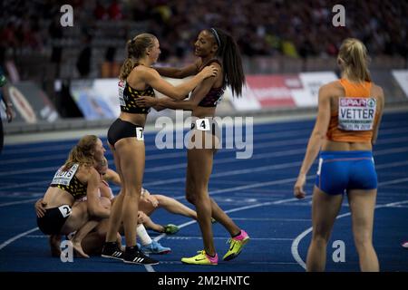 Der belgische Sportler Noor Vidts, die belgische Sportlerin Hanne Maudens und der belgische Heptathlon-Sportler Nafissatou „Nafi“ Thiam wurden nach dem 800m. Rennen der Frauen-Heptathlon-Veranstaltung (letzte Veranstaltung) bei den europäischen Leichtathletikmeisterschaften in Berlin, Deutschland, Freitag, den 10. August 2018, gefilmt. Die Europameisterschaft der Leichtathletik findet vom 07. Bis 12. August in Berlin statt. BELGA FOTO JASPER JACOBS Stockfoto