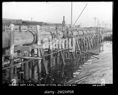 Distribution Department, Low Service Pipe Lines, raising 36-inch pipes, Wellington Bridge, Somerville, Mass., Jan. 2, 1903 , waterworks, pipes conduits, construction sites Stock Photo