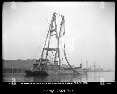 Verteilerabteilung, Low-Service-Rohrleitungen, Entfernen eines 24-Zoll-Rohrs, Chelsea Creek, Chelsea, Massachusetts, 12. Februar 1915, Wasserwerke, Rohrleitungen, Baustellen Stockfoto
