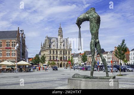 Skulptur Universus vom Künstler Johan Tahon und Rathaus/Rathaus von Oudenaarde im flamboyantgotischen Stil, Ostflandern, Belgien | Skulptur Universus par Johan Tahon et l'Hôtel de ville de style gothique brabancalon à Audenarde, Belgique 13/08/2018 Stockfoto