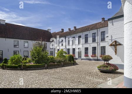 Häuser weißer Bienenstöcke im Innenhof der Beguinage von Oudenaarde, Ostflandern, Belgien | Béguinage à Audenarde, Flandre-Orientale, Belgique 13/08/2018 Stockfoto