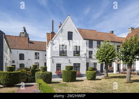 White beguines' houses in courtyard of the Beguinage of Oudenaarde, East Flanders, Belgium | Béguinage à Audenarde, Flandre-Orientale, Belgique 14/08/2018 Stock Photo