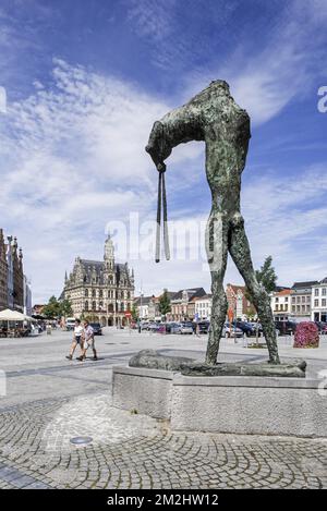 Skulptur Universus vom Künstler Johan Tahon und Rathaus/Rathaus von Oudenaarde im flamboyantgotischen Stil, Ostflandern, Belgien | Skulptur Universus par Johan Tahon et l'Hôtel de ville de style gothique brabancalon à Audenarde, Belgique 13/08/2018 Stockfoto