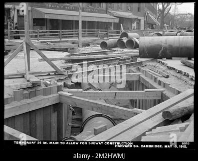 Vertriebsabteilung, Low-Service-Rohrleitungen, provisorische 36-Zoll-Hauptleitung für den U-Bahn-Bau, Harvard Square, Cambridge, Massachusetts, Mai 18, 1910, Wasserwerke, Rohrleitungen, Baustellen Stockfoto