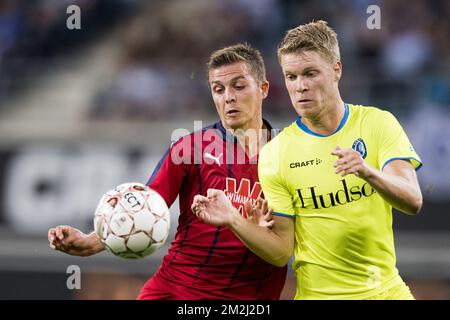 Nicolas De Preville von Bordeaux und Sigurd von Gent haben sich während eines Fußballspiels zwischen dem belgischen Verein KAA Gent und dem französischen Team FC Girondins de Bordeaux um den Ball gekämpft, und zwar am Donnerstag, den 23. August 2018 in Gent, dem ersten Teil des Spiels der UEFA Europa League. BELGA FOTO JASPER JACOBS Stockfoto