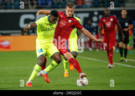 Gents Taiwo Awoniyi und Nicolas De Preville von Bordeaux kämpfen um den Ball während eines Fußballspiels zwischen dem belgischen Verein KAA Gent und dem französischen Team FC Girondins de Bordeaux, Donnerstag, den 23. August 2018 in Gent, der ersten Etappe des UEFA Europa League-Wettbewerbs. BELGA FOTO KURT DESPLENTER Stockfoto
