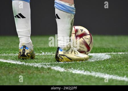 Lionel MESSI (ARG) vor einem Eckstoß, Nahaufnahmen, Beinen und Fußballschuhen. Halbfinale, Halbfinalspiel 61, Argentinien (ARG) - Kroatien (CRO) 3-0 am 13.. Dezember 2022, Lusail Stadium Fußball-Weltmeisterschaft 20122 in Katar ab November 20.. - 18.12.2022? Stockfoto