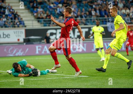 Gents Torwart Lovre Kalinic und Nicolas De Preville von Bordeaux kämpfen um den Ball während eines Fußballspiels zwischen dem belgischen Verein KAA Gent und dem französischen Team FC Girondins de Bordeaux, Donnerstag, den 23. August 2018 in Gent, der ersten Etappe des UEFA Europa League-Wettbewerbs. BELGA FOTO KURT DESPLENTER Stockfoto