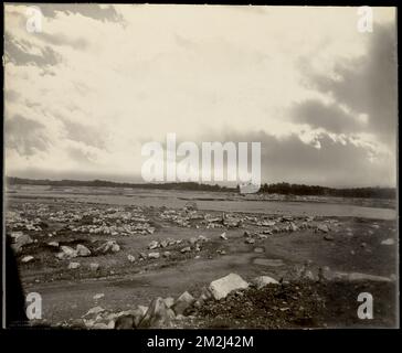 Vertriebsabteilung, Low Service Spot Pond Reservoir, Stoneham, Massachusetts, Ca. 1900 , Wasserwerke, Reservoirs, Wasserverteilungsstrukturen, Baustellen Stockfoto