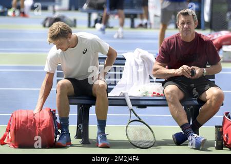 Der belgische David Goffin und Thierry Van Cleemput, Coach von Goffin, bildeten das Video während eines Trainings im Vorfeld des US Open Grand Slam-Tennisturniers 118. in Flushing Meadow, New York City, USA, am Freitag, den 24. August 2018. BELGA FOTO YORICK JANSENS Stockfoto