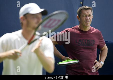 Der belgische David Goffin und Thierry Van Cleemput, Coach von Goffin, bildeten das Video während eines Trainings im Vorfeld des US Open Grand Slam-Tennisturniers 118. in Flushing Meadow, New York City, USA, am Freitag, den 24. August 2018. BELGA FOTO YORICK JANSENS Stockfoto