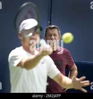 Der belgische David Goffin und Thierry Van Cleemput, Coach von Goffin, bildeten das Video während eines Trainings im Vorfeld des US Open Grand Slam-Tennisturniers 118. in Flushing Meadow, New York City, USA, am Freitag, den 24. August 2018. BELGA FOTO YORICK JANSENS Stockfoto