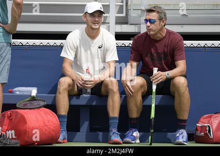 Der belgische David Goffin und Thierry Van Cleemput, Coach von Goffin, bildeten das Video während eines Trainings im Vorfeld des US Open Grand Slam-Tennisturniers 118. in Flushing Meadow, New York City, USA, am Freitag, den 24. August 2018. BELGA FOTO YORICK JANSENS Stockfoto