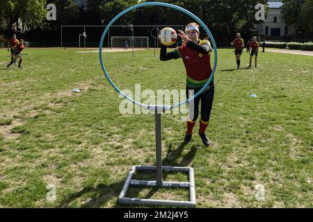 Quidditch-Match – um den Ball zu schießen, muss er über einen der drei Ringe gelegt werden. Die Geme ist von den Harry Potter Geschichten inspiriert | Match de Quidditch - CE Sport est Tire des aventures d'Harry Potter 26/08/2018 Stockfoto