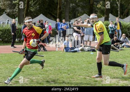 Quidditch-Match – um den Ball zu schießen, muss er über einen der drei Ringe gelegt werden. Die Geme ist von den Harry Potter Geschichten inspiriert | Match de Quidditch - CE Sport est Tire des aventures d'Harry Potter 26/08/2018 Stockfoto