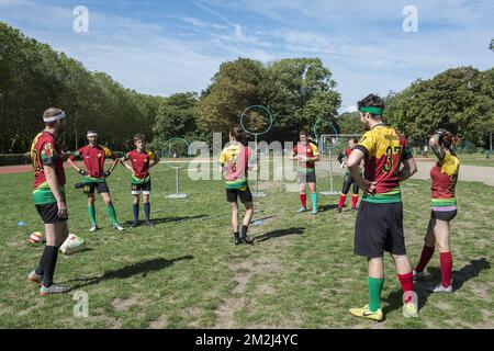 Quidditch-Match – um den Ball zu schießen, muss er über einen der drei Ringe gelegt werden. Die Geme ist von den Harry Potter Geschichten inspiriert | Match de Quidditch - CE Sport est Tire des aventures d'Harry Potter 26/08/2018 Stockfoto