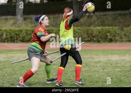 Quidditch-Match – um den Ball zu schießen, muss er über einen der drei Ringe gelegt werden. Die Geme ist von den Harry Potter Geschichten inspiriert | Match de Quidditch - CE Sport est Tire des aventures d'Harry Potter 26/08/2018 Stockfoto