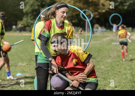 Quidditch-Match – um den Ball zu schießen, muss er über einen der drei Ringe gelegt werden. Die Geme ist von den Harry Potter Geschichten inspiriert | Match de Quidditch - CE Sport est Tire des aventures d'Harry Potter 26/08/2018 Stockfoto