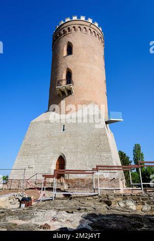 Der Chindia Tower oder Turnul Chindiei, alte Gebäude und Ruinen am Königshof Targoviste (Curtea Domneasca) im Chindia Park (Parcul Chindia) im KIS Stockfoto