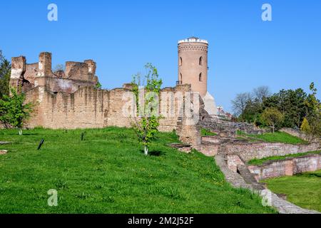 Der Chindia Tower oder Turnul Chindiei, alte Gebäude und Ruinen am Königshof Targoviste (Curtea Domneasca) im Chindia Park (Parcul Chindia) im KIS Stockfoto