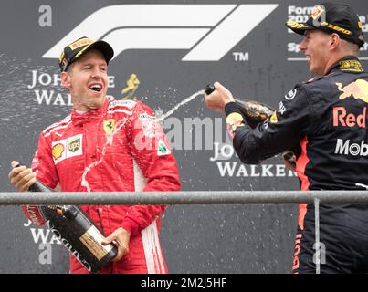 Gewinner Ferraris deutscher Fahrer Sebastian Vettel und Third Place Red Bull's Dutch Driver Max Verstappen feiern auf dem Podium mit Champagner nach dem Spa-Francorchamps Formel-1-Rennen von Belgien, in Spa-Francorchamps, Sonntag, den 26. August 2018. BELGA FOTO BENOIT DOPPPAGNE Stockfoto