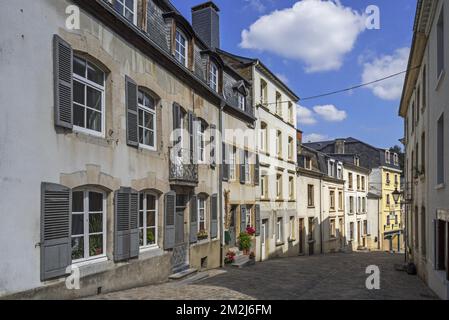 Maison Lavachery aus dem 18.. Jahrhundert, terrassenförmiges Haus entlang der Kopfsteinpflasterstraße in der Stadt Bouillon, Provinz Luxemburg, belgische Ardennen, Belgien | Maison Lavachery à Bouillon en été, Luxemburg, Ardennen, Belgique 27/08/2018 Stockfoto