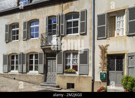 Maison Lavachery aus dem 18.. Jahrhundert, terrassenförmiges Haus entlang der Kopfsteinpflasterstraße in der Stadt Bouillon, Provinz Luxemburg, belgische Ardennen, Belgien | Maison Lavachery à Bouillon en été, Luxemburg, Ardennen, Belgique 27/08/2018 Stockfoto