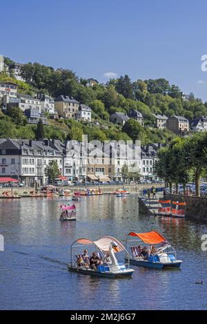 Paddelboote mit Touristen auf dem Fluss Semois in der Stadt Bouillon im Sommer, Provinz Luxemburg, belgische Ardennen, Belgien | Pédalos sur le Semois à Bouillon en été, Luxemburg, Ardennen, Belgique 28/08/2018 Stockfoto