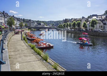 Paddelboote mit Touristen auf dem Fluss Semois vor der Brücke Pont de Liège in der Stadt Bouillon im Sommer, belgische Ardennen, Belgien | Pédalos sur le Semois à Bouillon en été, Luxemburg, Ardennen, Belgique 27/08/2018 Stockfoto