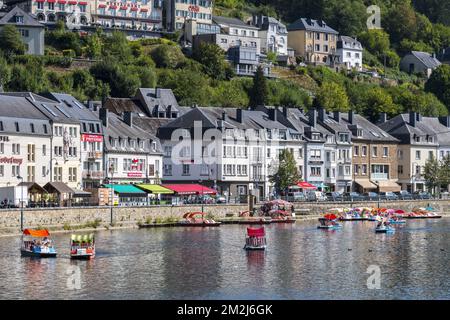 Paddelboote mit Touristen auf dem Fluss Semois in der Stadt Bouillon im Sommer, Provinz Luxemburg, belgische Ardennen, Belgien | Pédalos sur le Semois à Bouillon en été, Luxemburg, Ardennen, Belgique 27/08/2018 Stockfoto