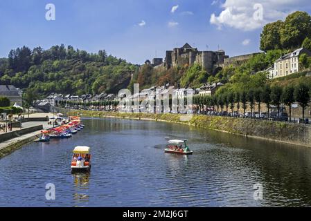 Paddle boats with tourists on the Semois river in front of Château de Bouillon Castle in summer, Luxembourg Province, Belgian Ardennes, Belgium | Pédalos sur le Semois à Bouillon en été, Luxembourg, Ardennes, Belgique 27/08/2018 Stock Photo