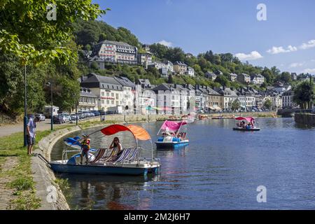 Paddelboote mit Touristen auf dem Fluss Semois in der Stadt Bouillon im Sommer, Provinz Luxemburg, belgische Ardennen, Belgien | Pédalos sur le Semois à Bouillon en été, Luxemburg, Ardennen, Belgique 27/08/2018 Stockfoto