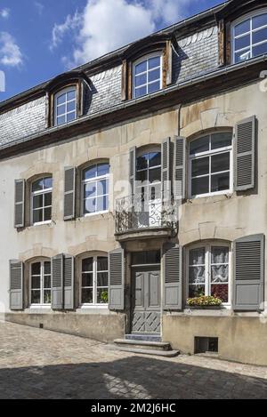 Maison Lavachery aus dem 18.. Jahrhundert, terrassenförmiges Haus entlang der Kopfsteinpflasterstraße in der Stadt Bouillon, Provinz Luxemburg, belgische Ardennen, Belgien | Maison Lavachery à Bouillon en été, Luxemburg, Ardennen, Belgique 27/08/2018 Stockfoto